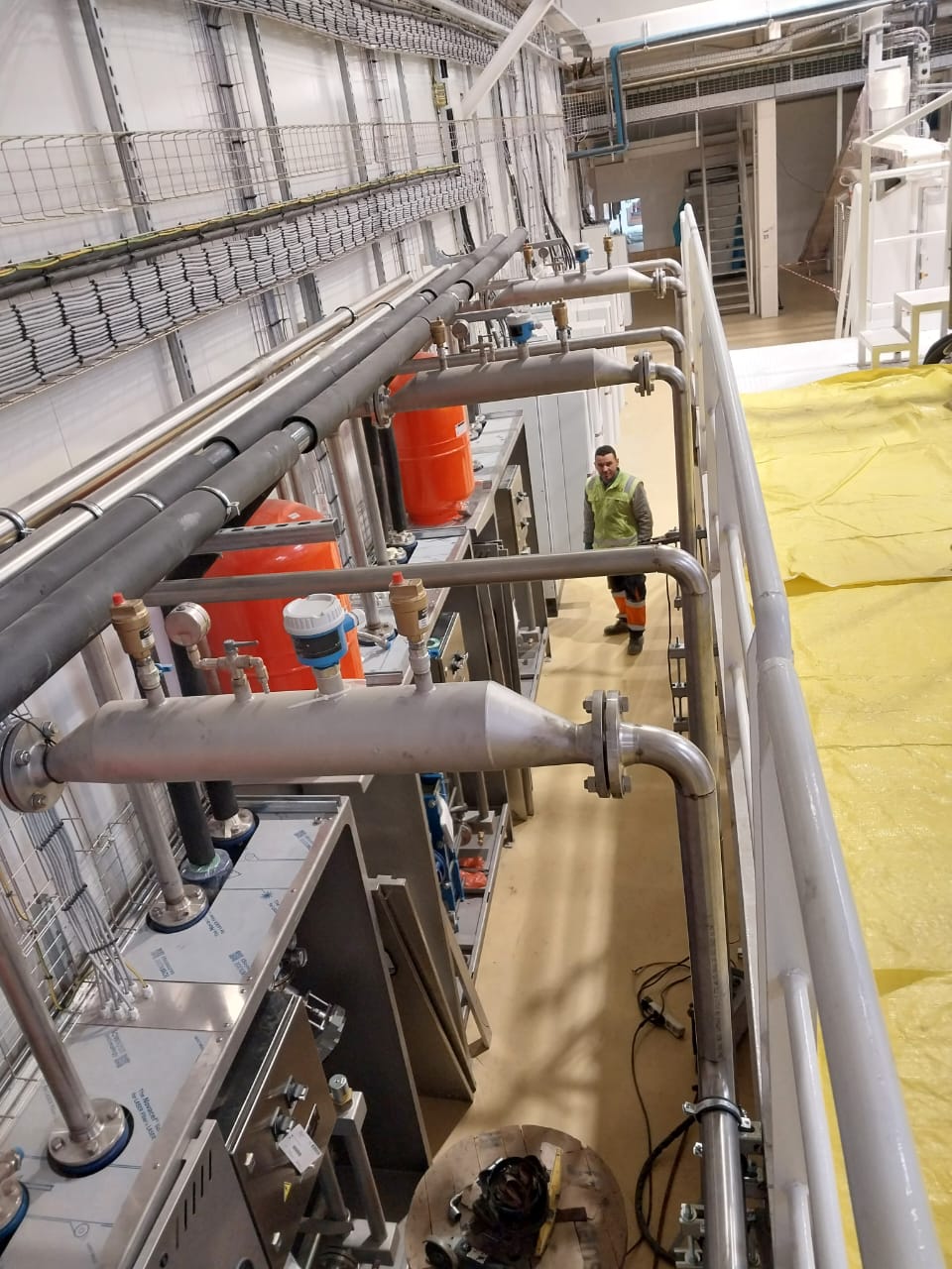 Réseau complexe de tuyauterie industrielle
